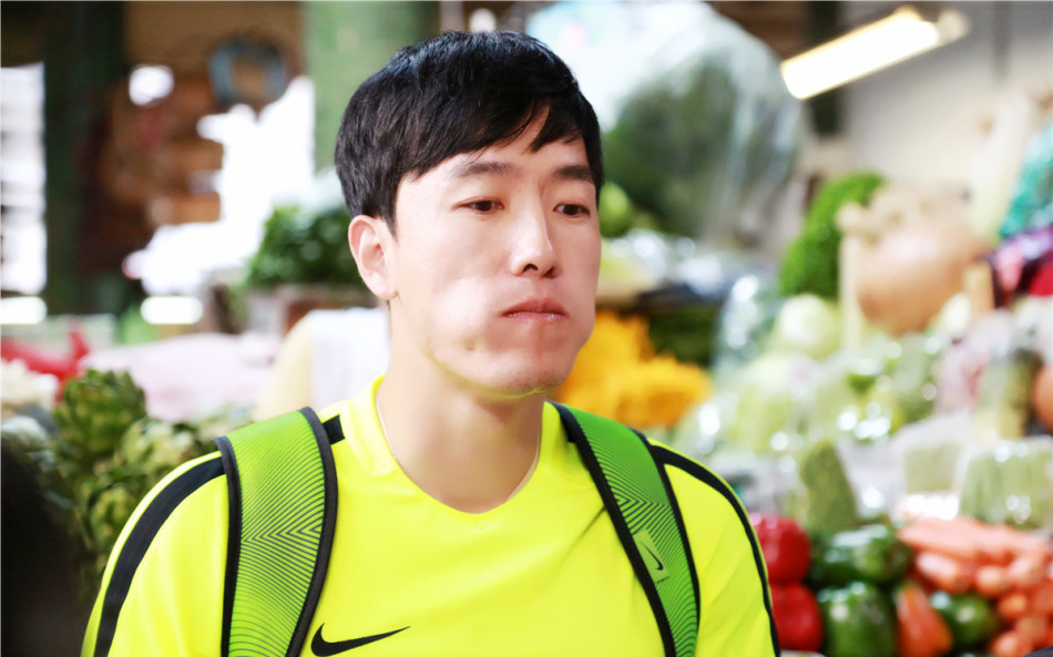 组团吃蝎子!郭晶晶紧捂胸口 刘翔呛出眼泪(组图)