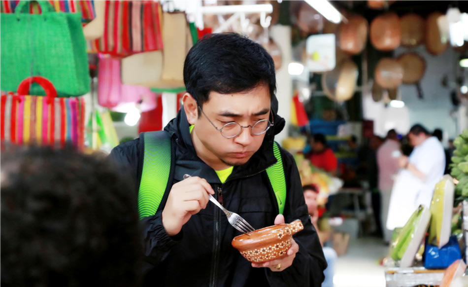 组团吃蝎子!郭晶晶紧捂胸口 刘翔呛出眼泪(组图)