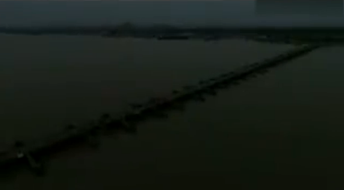 新纪录！陆军夜间用26分10秒架千米浮桥跨长江(图)