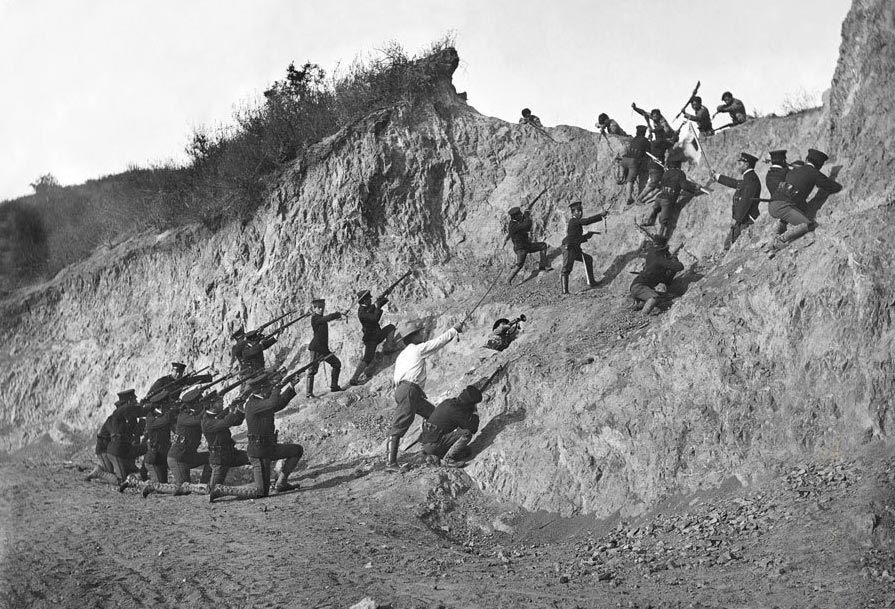 1904-1905年清军新军攻守演习情景。