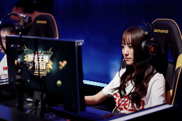 LOL主播南波儿被指心机婊 比赛辅助位抢上单