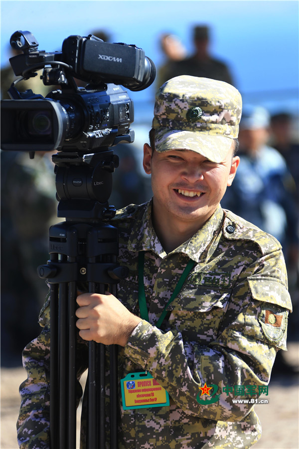 当兵的男人最有型，当各国最有型的男人聚在一起，谁是型男之最？在“和平使命-2016”上海合作组织联合反恐军演训练场，俄罗斯、哈萨克斯坦、吉尔吉斯斯坦、塔吉克斯坦和中国的军人团结协作，为维护地区和平与稳定作出努力。在型男齐聚的战场上，让我们看看哪个国家军人最帅气！