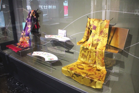 苏州丝绸博物馆展出的G20杭州峰会国礼（同款产品）（施晓平/摄）