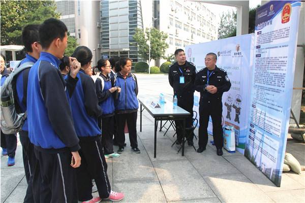 北京市八十中学开展职业嘉年华公益活动