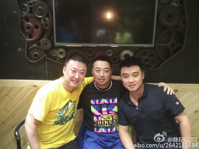 转型当教练的奥运冠军陈玘在微博上晒出乒乓球教练团队,刘国梁,王皓