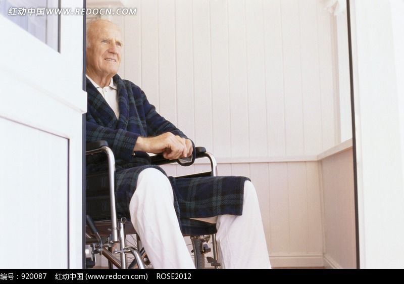 男子13岁遭误诊：白坐43年轮椅 近60岁重学会走路