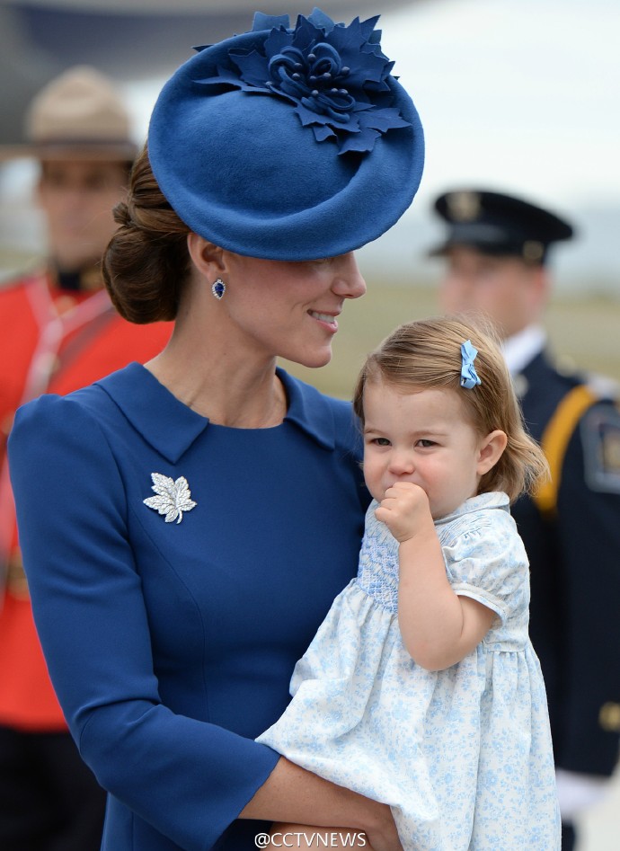 夏洛特小公主首次出访加拿大 小王子依旧高冷(组图)