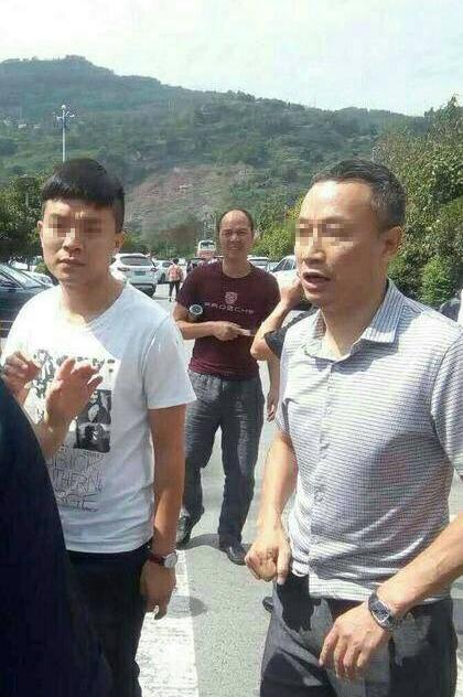重庆一副局长父子高速服务区与他人“肢体冲突
