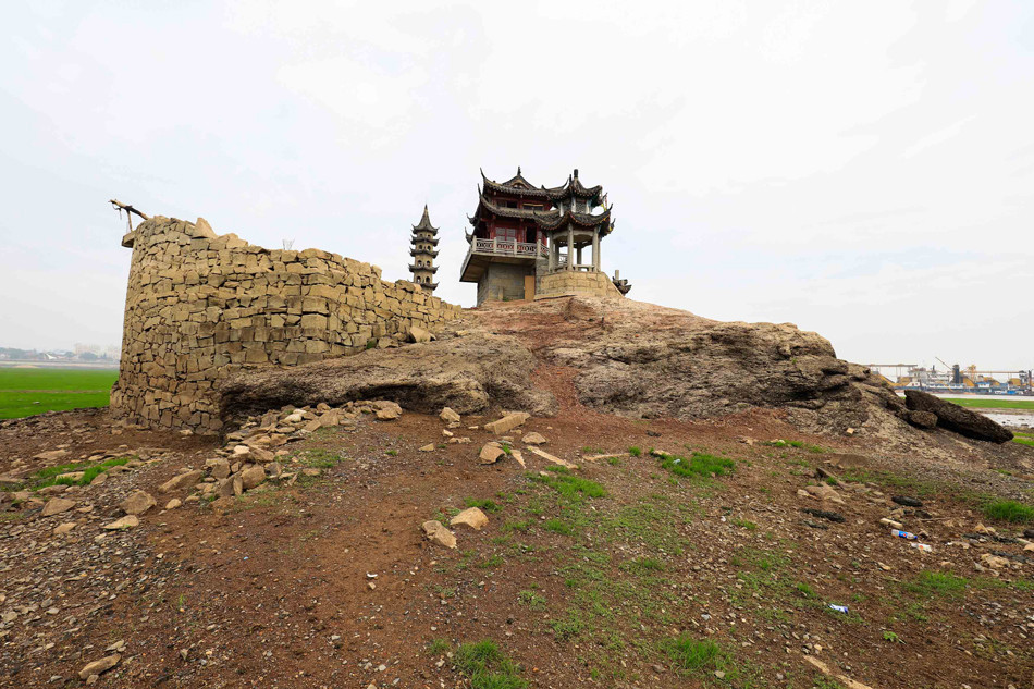 鄱阳湖提前2月进枯水期 千年石岛&quot;水落石出&quot;(图)