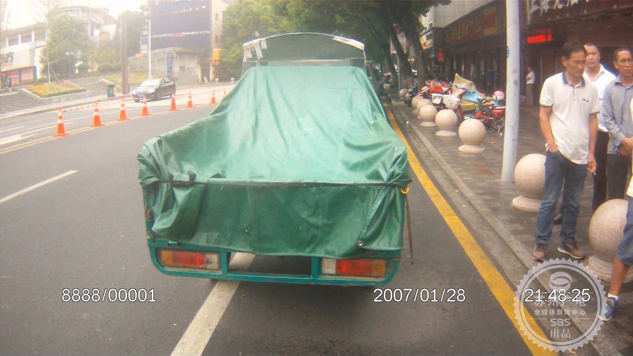 苏州一快递小哥好心扶老人 被冤枉成肇事方