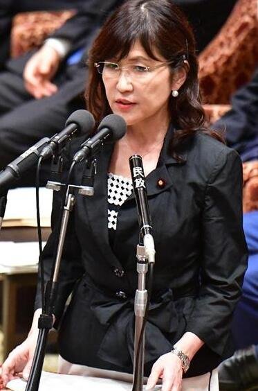 在慰安妇问题上，稻田朋美和松原仁都属于“急先锋”，稻田朋美虽公开表示“慰安妇制度是对女性人权的严重侵害”，但却明确主张不存在日本政府和日本军队强行带走妇女充当慰安妇的事实，所以认为（日本政府）根本没必要道歉和赔偿，战争期间“慰安妇制度”是合法的也是事实。她强烈要求日本政府收回1993年发表的河野谈话，极力支持再度执政的安倍晋三“重新认识”河野谈话。