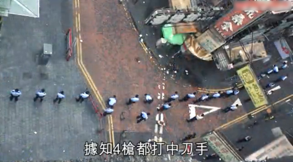 香港警察一字排开地毯式寻找子弹一幕