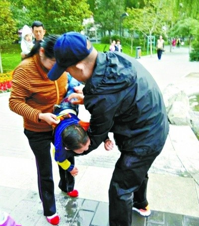 北京写地书老人跳湖救幼童 兜中手机浸水报废