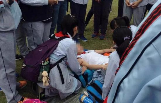上海宝山一公园发生事故 11名学生受伤送院