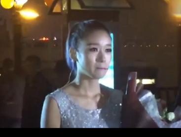 重庆女子LED大屏求婚 单膝下跪喊：娶我好吗？