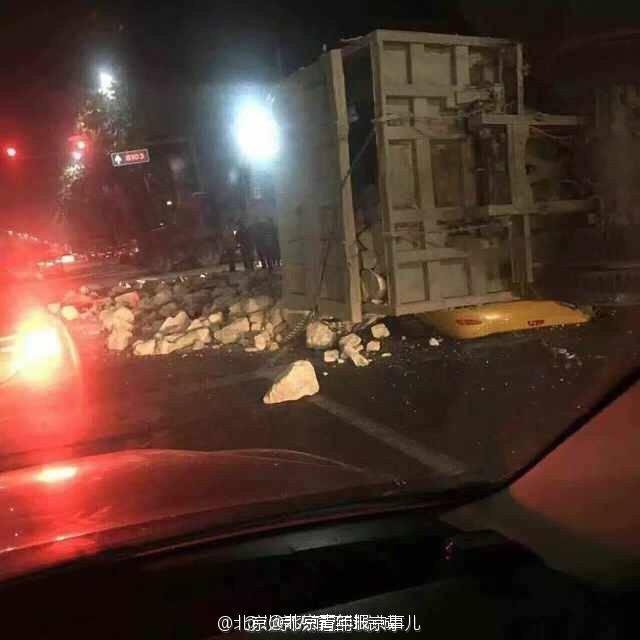 北京通州：拉石大车侧翻埋压出租车 司机身亡(图)