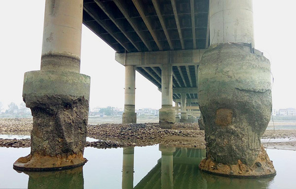 湖南一大桥因水位低露出桥墩：旧的未损，新的成蜂窝