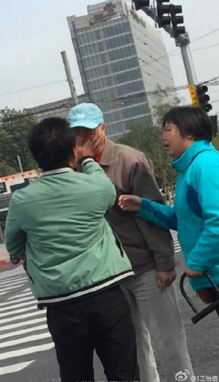 北京一男子骑车撞倒并殴打老人 被拘14天罚500元