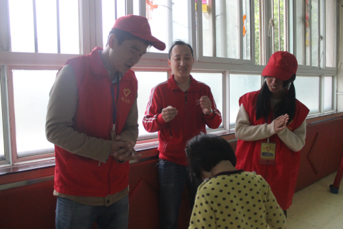 河南工大、郑大思源之家志愿者风雨无阻康达献