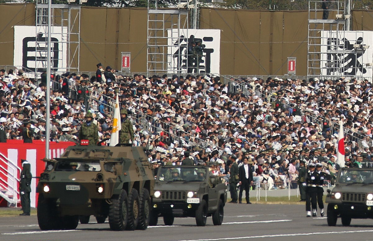 日本自卫队因为特定的历史原因，不再使用历史上“观兵式”的名称，而是使用了“观阅式”。分别包括了陆、海、空自卫队的检阅，场地分别是在自卫队的基地（陆上、航空），以及特定的海域举行。图为陆自部队接受检阅。