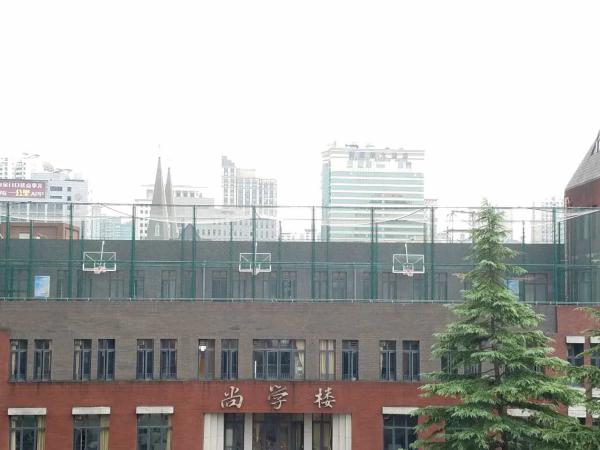 上海一中学在屋顶建篮球场，校长：绝对安全