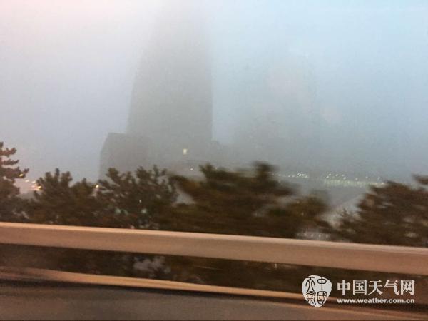 北京现强浓雾航班大面积取消 今天上午雾霾消散
