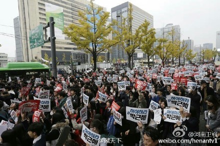 韩民众举行大规模集会谴责“亲信干政”事件