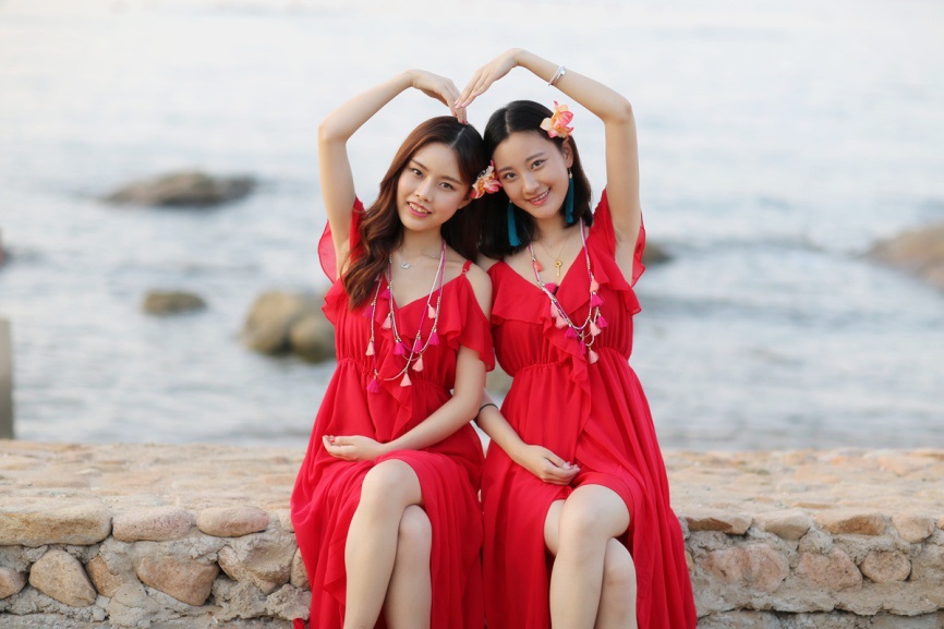 由安卓读书主办的新PlayGirl第四季《阴阳同修》封面选秀活动在本周圆满落幕,宁宁与金莲经过层层选拔最终在众多选手中脱颖而出,新晋成为PlayGirl女神,分别饰演《阴阳同修》中的重要女性角色赵倩儿和楚无双。大片中的两人一阴一阳,完美诠释阴阳同修。 宁宁饰赵倩儿 “高冷御姐”宁宁霸气来袭 宁宁是个纯纯正正、地地道道的“北京大妞儿”。性格爽朗大方、热心仗义,平时喜欢旅行,也喜欢宠物。身材高挑,相貌出众,带有御姐风范的宁宁在此次选拔中被评委们看好,认为她敢爱