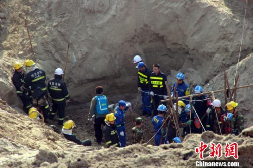 救援队：未发现坠井男童踪迹 两三个小时可挖到井底