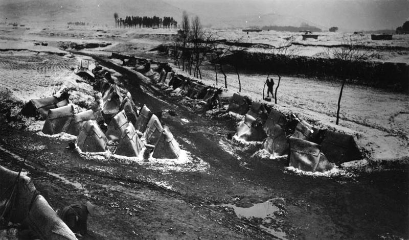 大雪过后的难民营地。