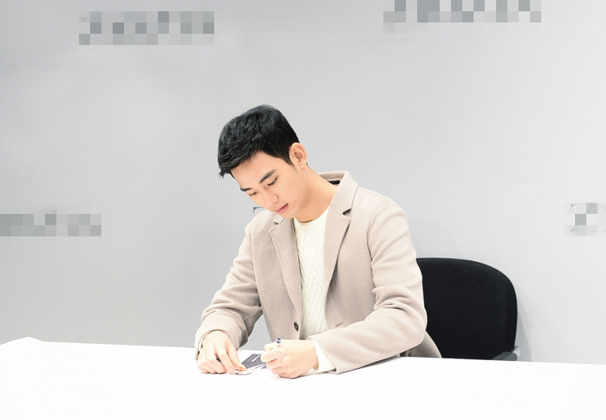 金秀贤穿浅灰色大衣亮相粉丝签名会 笑容暖人心