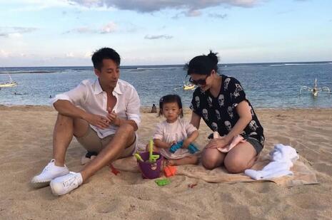 汪小菲晒一家三口沙滩照 网友：你儿子呢？