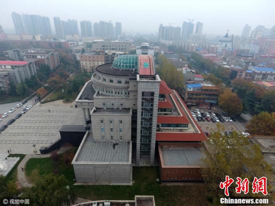河南高校现奇葩建筑:北面白宫南面天安门(组图)
