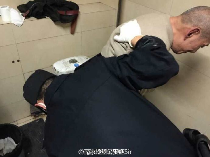 南京八旬老人大小便失禁 地铁警察为其清洗