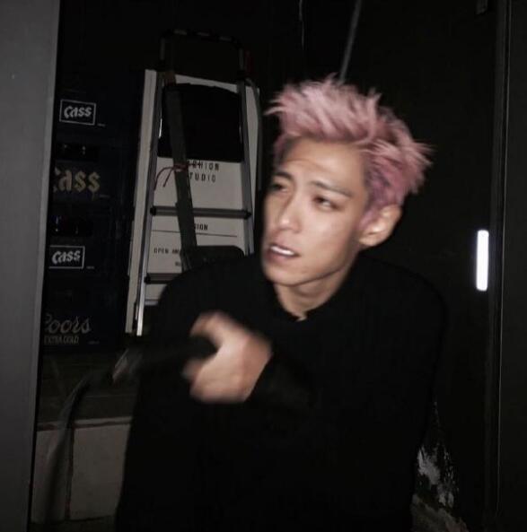 BIGBANG成员TOP晒醉酒照 不顾形象捂脸嚎啕大哭，<font color='red'>bigbang</font>成员top整容
