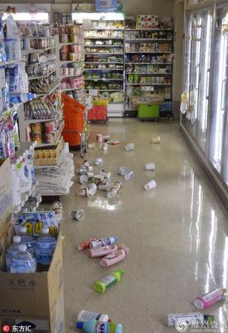 日本地震现场：便利店商品散落地上(图)