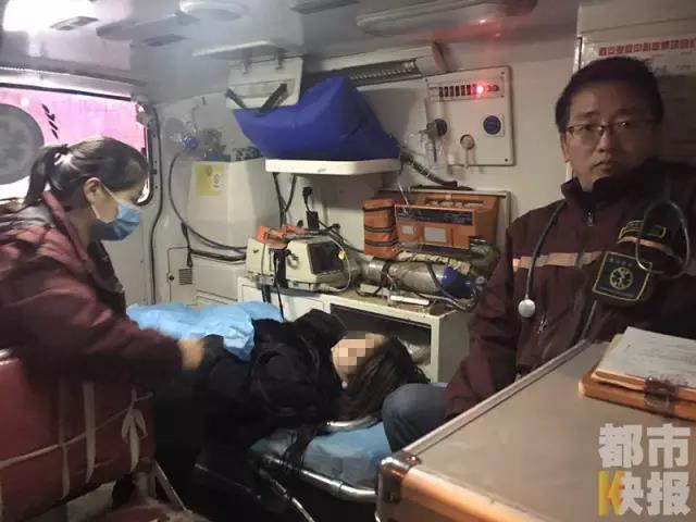 15岁女孩只穿内衣跳下楼 哭着求救...(组图)