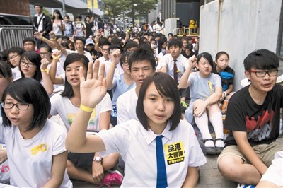 香港学生侮辱国歌 校长质问：在外有难找谁求救？