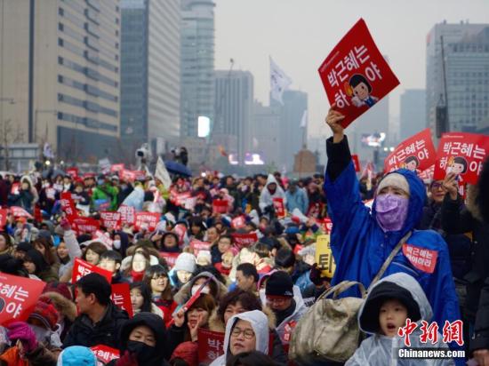 韩国三大在野党发起总统弹劾案 民众继续抗议游行