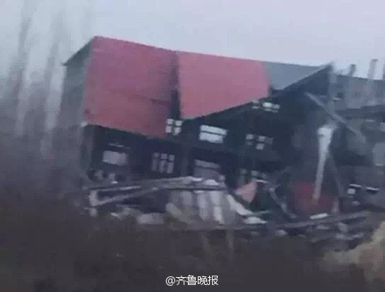 济南一在建厂房坍塌，十几人被困