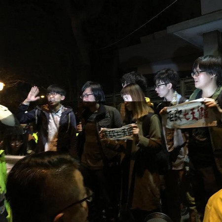 台青年团体夜袭蔡英文官邸抗议  宣告与民进党决裂