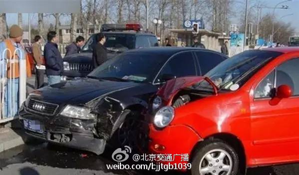 北京街头QQ多次撞击奥迪，两车主最后拥抱在一起