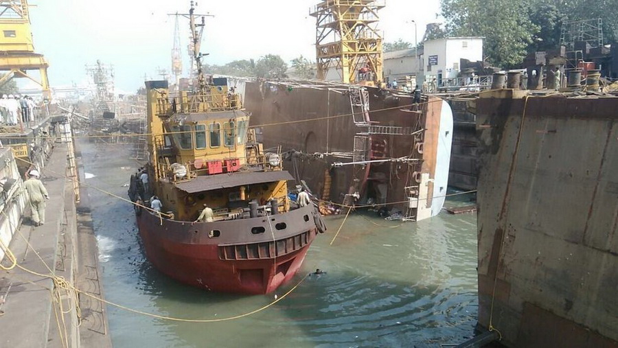 印度护卫舰在船坞维修时发生侧翻 舰体老旧(图)