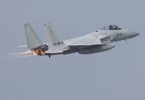 日F15向中国军机射干扰弹 专家：现场情况可能有2种