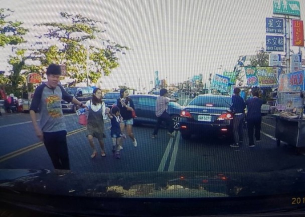 台湾警察街上开枪围捕毒贩 民众四处逃跑(组图)