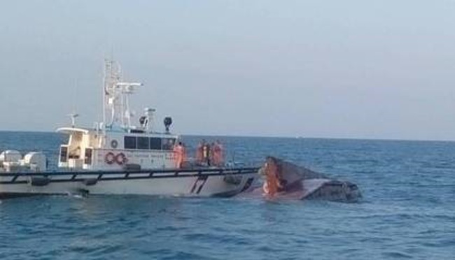 台湾一渔船遭大浪袭击翻覆 1大陆渔工获救7人失踪