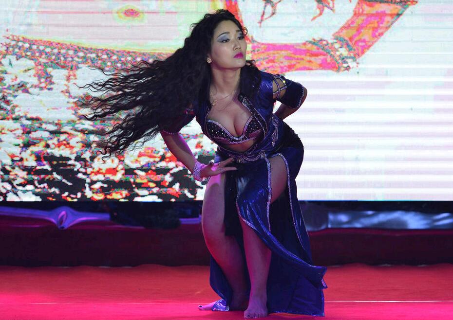 肚皮舞女郎妖娆身姿 性感扭腰秀傲人胸器(组图)_广州频道_凤凰网