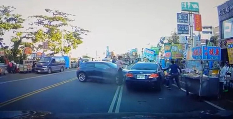 台湾警察街上开枪围捕毒贩 民众四处逃跑(组图)