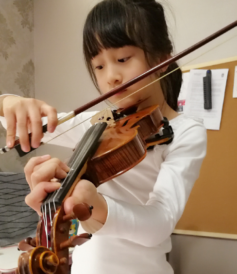 田亮晒女儿田雨橙练琴：小提琴初学者，熟能生巧
