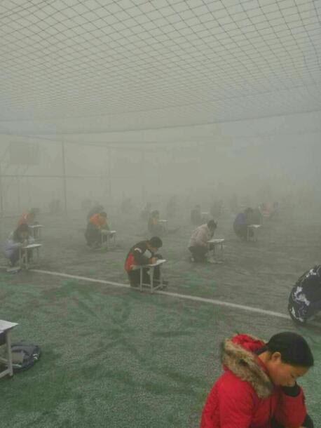 学生雾霾天在操场考试看不清试卷 场面壮观烟雾弥漫如拍战争片